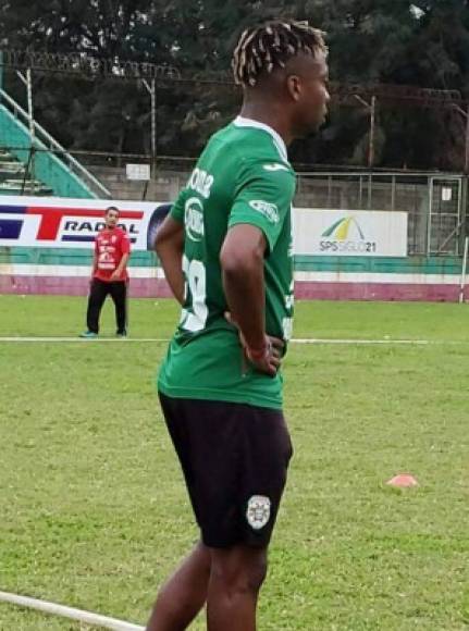 Kevin Álvarez: El lateral hondureño se reportó a los entrenamientos del Marathón a la espera de poder concretar una salida al exterior. No tiene contrato con Olimpia y le pidió permiso a Héctor Vargas para entrenar con los verdes.