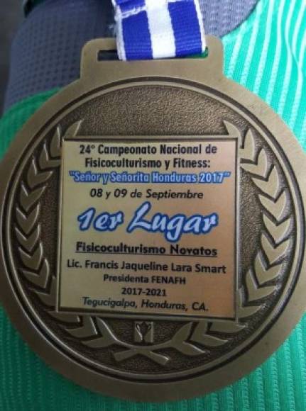 Chirinos logró el primer lugar en el Campeonato Nacional de Fisicoculturismo y Fitness ' Señor y señorita Honduras 2017'. Imagen tomada de su facebook.