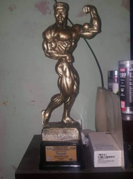 Fotografía del trofeo que recibió Chirinos en la competición antes mencionada. Imagen tomada de su facebook.