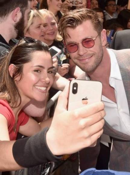 Al terminar la ceremonia, Chris Hemsworth dio autógrafos y se tomo fotos con la multitud de fanáticos congregados en el TLC.<br/>
