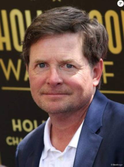 Michael J. Fox: el actor de ''Regreso al futuro' sufre parkinson, su diagnóstico fue fue a la temprana edad de 30 años. Esta patología es un trastorno neurológico que afecta la capacidad de una persona para caminar y moverse; la enfermedad también desencadena alteraciones en la función cognitiva y en la expresión de las emociones.<br/>