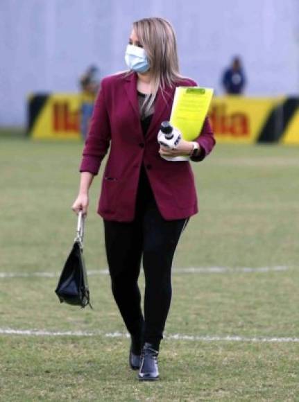 La bella presentadora de Televicentro, Tanya Rodríguez, llegando al Morazán para dar cobertura al clásico Real España-Olimpia.