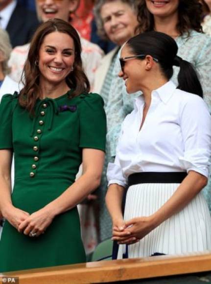 Ambas duquesas lucieron impecables y han sido aplaudidas por la prensa británica por sus looks.