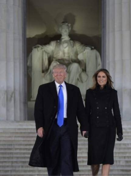 El presidente electo de Estados Unidos Donald Trump y su esposa Melania al asistir el jueves por la noche a un concierto de inauguración en el Lincoln Memorial en Washington.