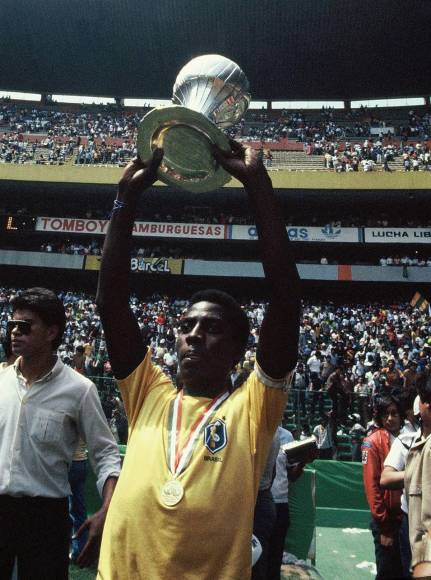 Pelé con el trofeo de la Copa del Mundo en México 1970