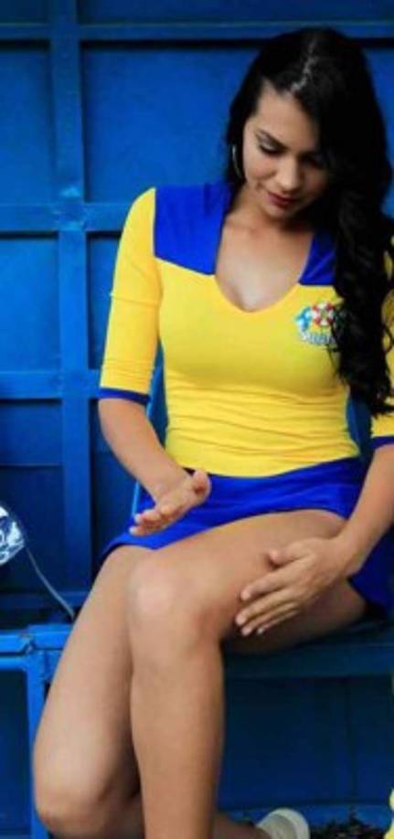 Esta hermosa joven robó suspiros en el estadio Morazán.
