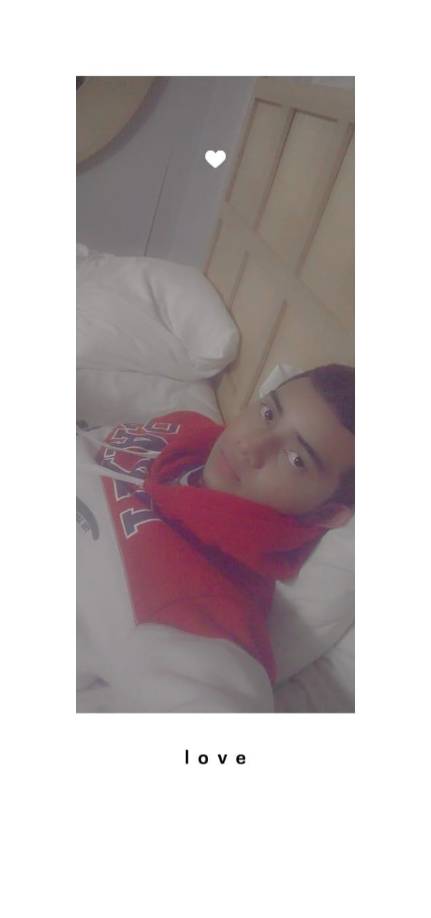 De acuerdo a testigos, el auto pegó con un poste y luego de perder el control se estrelló con otro poste del tendido eléctrico.