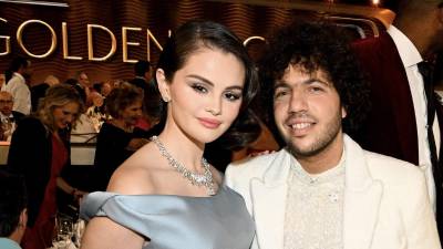 Selena Gómez y Benny Blanco en la pasada entrega de los Globos de Oro, el 5 de enero.