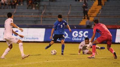 Nelson Bonilla se quitó en el área con elegancia la marca de Denil Maldonado.