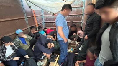 Los migrantes viajaban hacinados en un camión pese a las altas temperaturas en el norte de México.