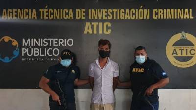 El sospechoso conducía un vehículo marca Ford, modelo Escort, color rojo, tipo turismo.