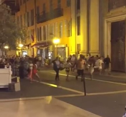 Atentado en Francia: Un camión embiste una multitud