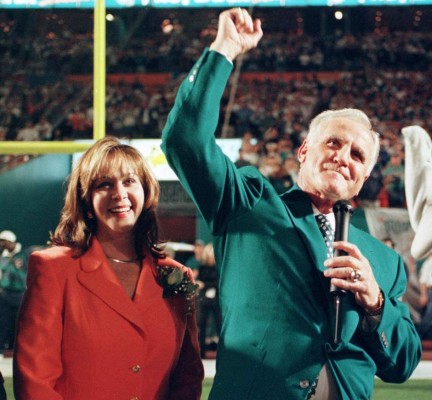 (FILES) In this file photo taken on November 16, 1997 former Miami Dolphins former head coach Don Shula(R) cheers towards the Miami fans with wife Maryann(L) during a pre-game ceremony where Shula received his Hall of Fame ring 17 November at Pro Player Stadium in Miami, Florida. - Legendary Miami Dolphins coach Don Shula, who led the team to the only unbeaten Super Bowl-winning season in NFL history, died May 4, 2020. He was 90. A statement from the Miami Dolphins said Shula had passed away peacefully at his home.'Don Shula was the patriarch of the Miami Dolphins for 50 years,' the Dolphins said in a statement. (Photo by RHONA WISE / AFP)