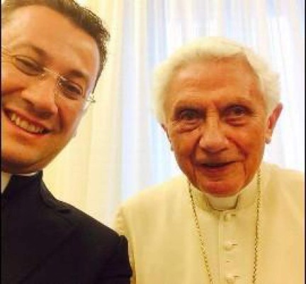 Benedicto XVI reaparece con su primer 'selfie'
