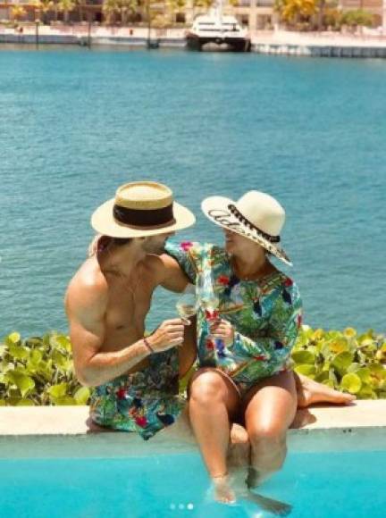 Luciendo sombreros y trajes de baño a juego, la pareja posó disfrutando de una copa de vino y un espectacular sol en Punta Cana, República Dominicana.