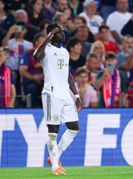 La celebración de Sadio Mané tras marcar el primer gol del partido contra el Barcelona.