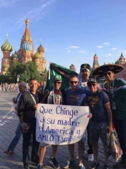 Y este grupo de mexicanos posó en la Plaza Roja de Moscú con otro mensaje para el magnate.