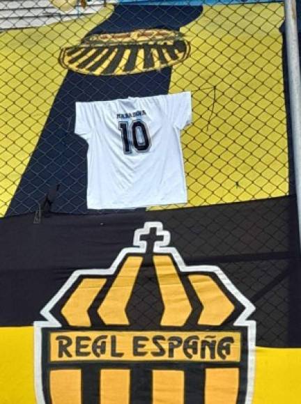 En el Morazán también pusieron una camiseta de Maradona para dar tributo al 'Pelusa'.