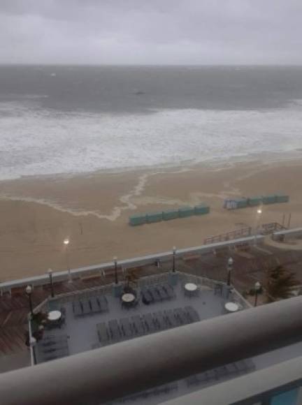 La Marina estadounidense ordenó que todos sus barcos abandonaran el área de Hampton Roads, ante el paso del huracán./@MandolinMan1989.