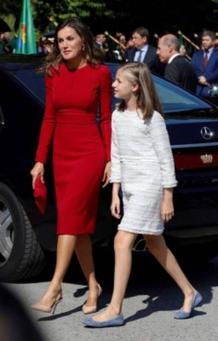 La princesa recibió de manos del presidente de la Comunidad de Asturias, Javier Fernández, la insignia de la Cruz de la Victoria, un obsequio que en su día también recibió su padre por su condición de Príncipe de Asturias.