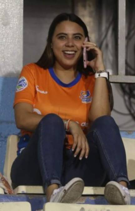 Esta chica de ojos hermosos animó a la UPN en el estadio Nacional contra Motagua.