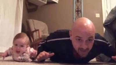 Este es el video del momento en la Red donde una bebé nos enseña la forma correcta de hacer flexiones.