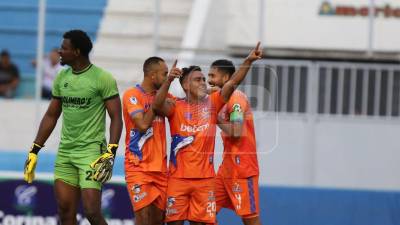 Luis Argeñal celebrando su lindo gol marcado en el estadio Nacional Chelato Uclés.