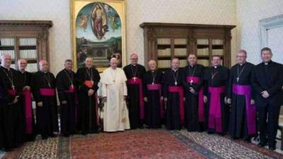 Los Obispos honudreños junto al Papa Francisco en el Vaticano.
