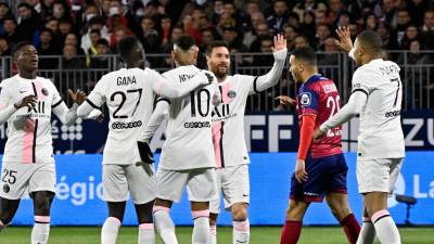 Jugadores del PSG celebrando el golazo de Kylian Mbappé. Foto Twitter PSG.