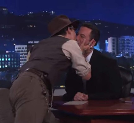 Johnny Depp se besa con Jimmy Kimmel