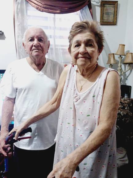 “Este es amor eterno, 66 años de matrimonio 7 hijos, 24 nietos y 15 bisnietos. Ellos son mis padres, Rodolfo Rodríguez y Marina de Rodríguez. Que Dios me los bendiga y que siga reinando el amor”, detalló Claudia Rodríguez.