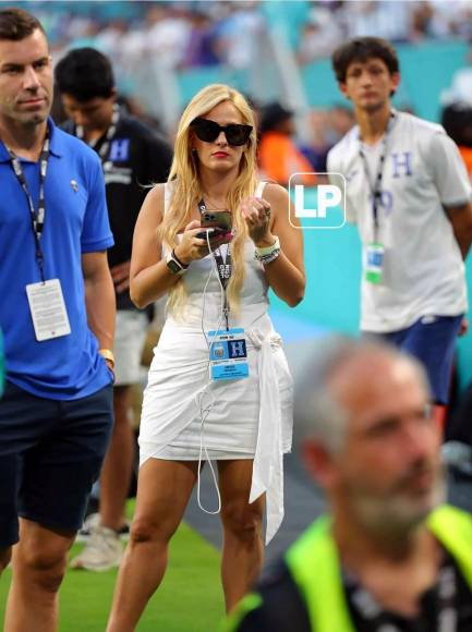 Esta guapa periodista cautivó a pie de campo en el partido Argentina-Honduras.