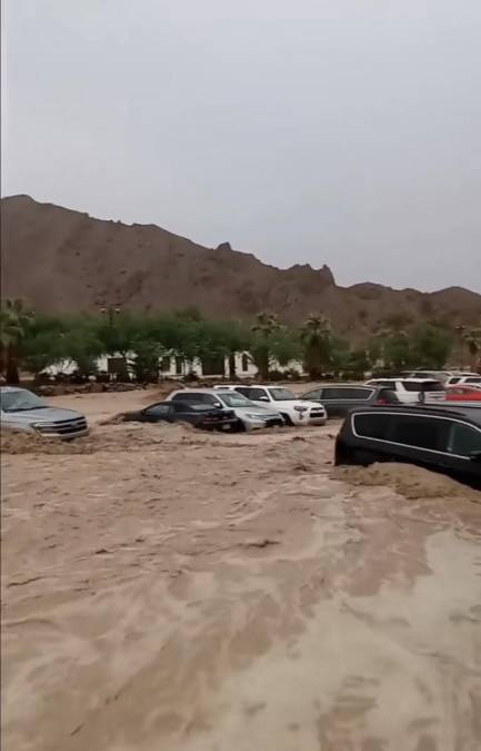 Imágenes divulgadas en redes sociales muestran el momento en que decenas de personas son sorprendidas por las inundaciones en el valle.