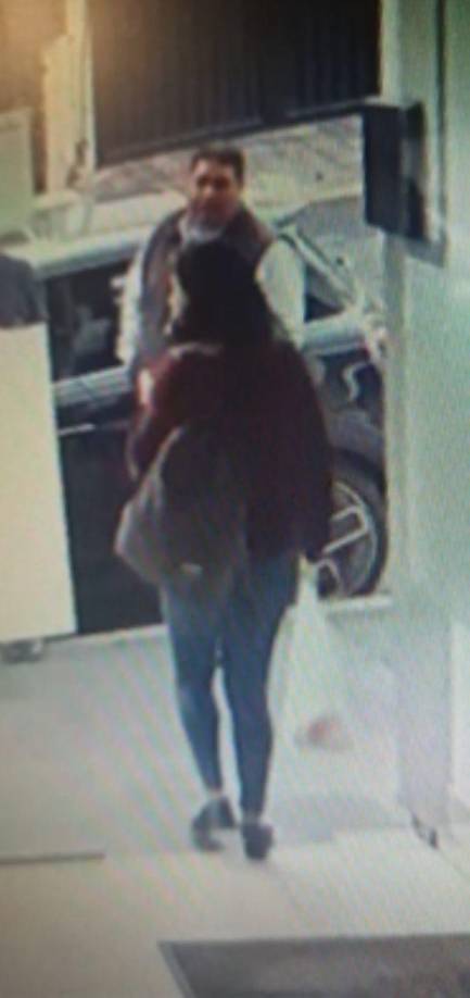 La joven fue vista saliendo de su trabajo cuatro horas antes de la hora en que envió el último mensaje. 