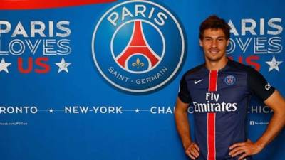 Stambouli ya posando con la camiseta del campeón francés.