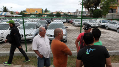 Los cubanos salieron asustados de las tiendas al conocer los exorbitantes precios de los autos.