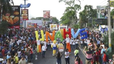 Desde la 1:30 pm, según el comité organizador del desfile de carnaval, comenzaron a llegar los hondureños al evento.