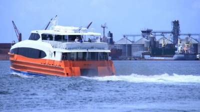 El moderno ferri llegando a Puerto Cortés, donde ya turistas lo esperaban ansiosos para abordarlo. Fotos: Cristina Santos.