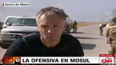 A Nick Paton Walsh no le quedó más que agacharse para protegerse.