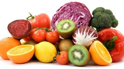 Consuma cinco porciones diarias de frutas y verduras.