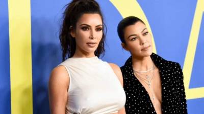 Kourtney (d) y Kim Kardashian protagonizaron una escandalosa pelea.