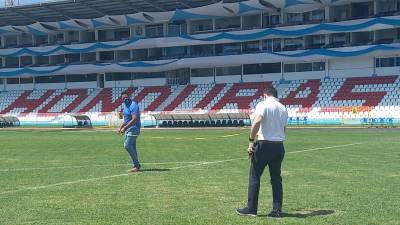 Representantes de Concacaf inspeccionaron el césped del estadio Nacional de Tegucigalpa.