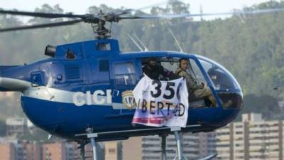 Helicoptero de la policía con pancarta 350 lanzó 2 granadas al Tribunal Supremo de Justicia una de ellas explotó.