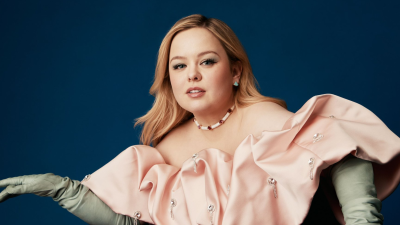 En Netflix también encontrarán otra de sus grandes producciones, “Derry girls”. Con un total de tres temporadas da vida a Clare Devlin, una joven irlandesa que se enfrenta a sus últimos años de instituto.