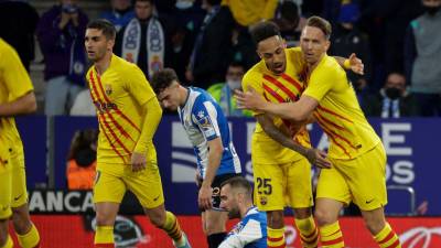 Luuk de Jong fue felicitado por sus compañeros tras anotar el 2-2 del Barcelona en campo del Espanyol.