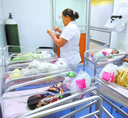 Médicos salvan a bebé de mujer herida en tiroteo