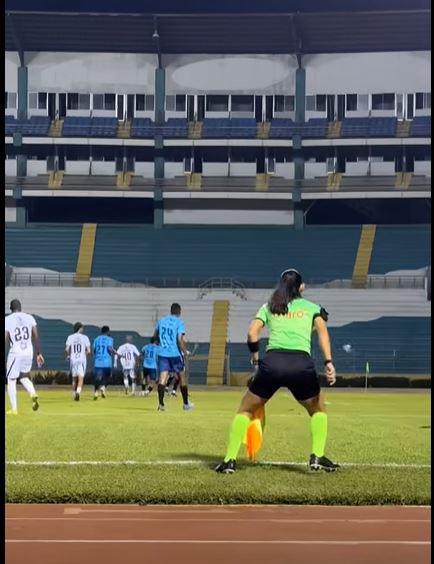 Lamentable: Árbitra involucrada en polémica del clásico sufre asalto en SPS