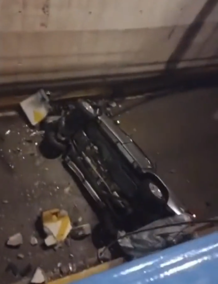 El pick up gris después de caer en el túnel.