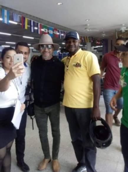 La visita de la estrella mexicana al paraíso hondureño se dio a conocer en las redes sociales después que los lugareños lo recocieran en el aeropuerto de la Isla.
