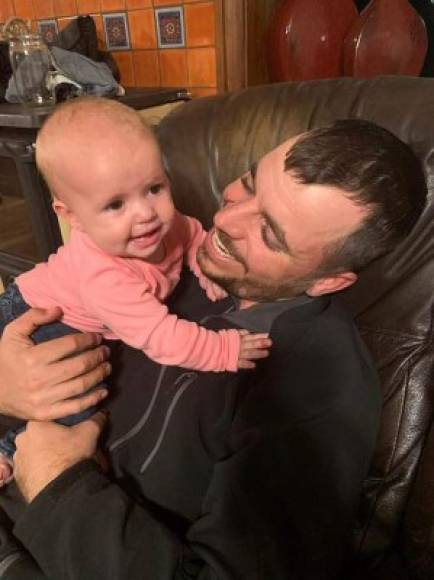 Faith fue reunida con su padre, Tyler Johnson, que se encontraba en Dakota del Norte, el día que ocurrió el ataque en el que perdió la vida su esposa, Christina.